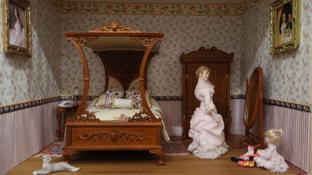 Diorama. Composition miniature, dans une vitrine en bois, vitre e...