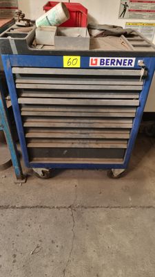 une photo d'une armoire à outils bleue dans un garage
