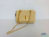 sac à main beige au crochet avec une bandoulière en chaîne dorée
