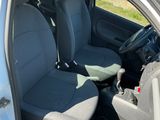 une petite voiture avec deux sièges à l'arrière