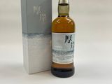 une image d'une bouteille de whisky japonais à côté d'une boîte