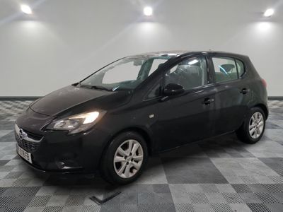 la photo d'une voiture noire garée dans un garage