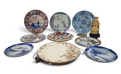 un grand nombre d'assiettes posées sur une table