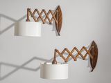 deux appliques en bois fixées au mur, équipées d'ampoules blanches
