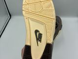 la semelle d'une chaussure, de couleur marron et blanche