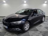 la photo d'une voiture noire garée dans un garage