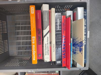 many books that are sitting on a shelf