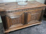 une armoire en bois surmontée d'une vitrine
