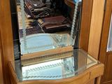 un miroir posé sur une petite table dans une pièce