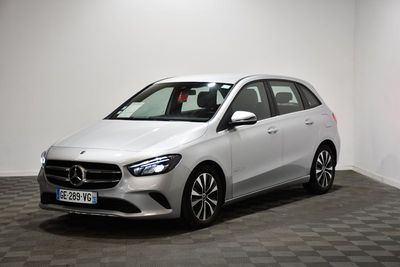 une Mercedes Classe B blanche garée dans une pièce blanche