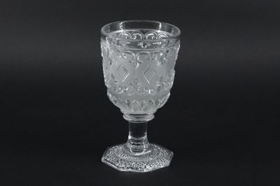 verre à vin en cristal sur fond noir, avec un fond noir