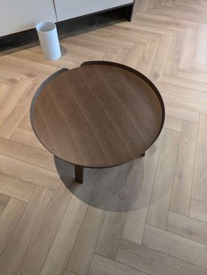 une table basse posée à même le sol dans la cuisine