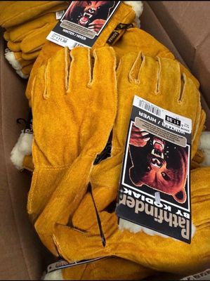 une boîte en carton contenant une paire de gants jaunes