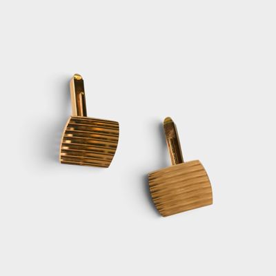 une paire de boutons de manchette en bois sur fond blanc