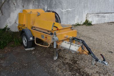 une machine jaune garée sur le bord de la route