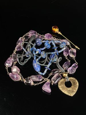 Lot comprenant un collier en lapis lazuli dans le gout egypt…