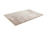 un tapis blanc posé sur une surface blanche, avec un fond blanc