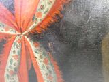 un gros plan sur un tableau représentant une femme vêtue d'une robe rouge