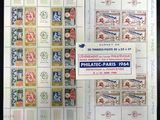 deux pages de timbres aux motifs variés posées sur une table
