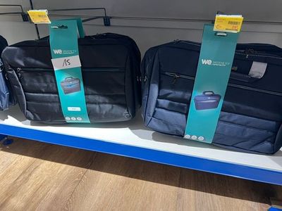 trois bagages posés sur une étagère dans un magasin