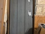 beaucoup de boîtes et de cartons sur le sol d'une pièce