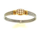 un gros plan d'un bracelet orné d'une pierre