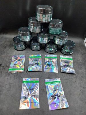 une pile de sachets en papier d'argent posée sur une table