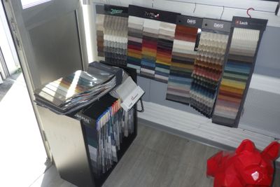 une photo d'une pièce avec de nombreux échantillons de couleurs sur le mur