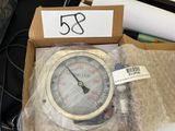 une boîte contenant une horloge, posée sur une table