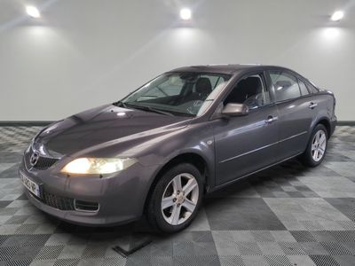 la photo d'une voiture grise garée dans un garage