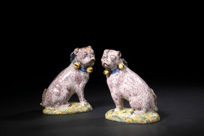 deux figurines représentant deux chiens avec des clochettes autour du cou