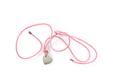 deux cordons roses ornés d'un pendentif en forme de cœur, posés sur une surface blanche