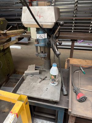 une machine posée sur une table