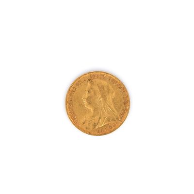 gros plan d'une pièce d'or sur une surface blanche