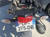 une moto garée sur le côté de la route