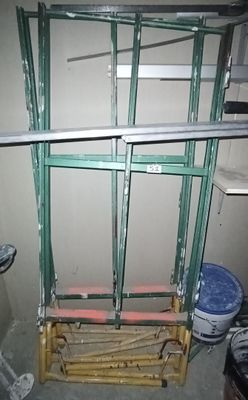 une photo d'une pièce avec une échelle et des toilettes