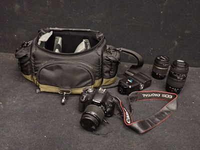 un appareil photo et un sac pour appareil photo posés par terre