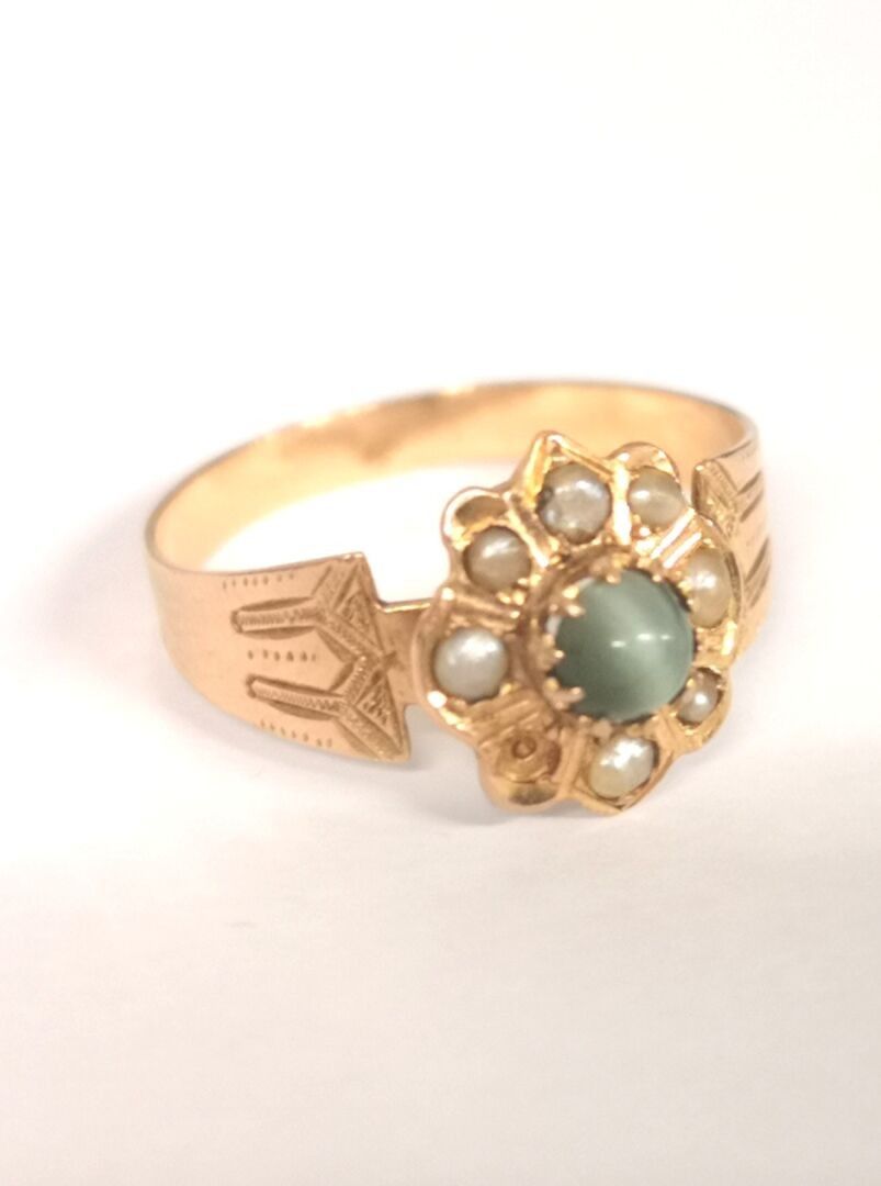 BAGUE en or rose 750 millièmes ornée de cabochon de chrysobé…