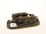 figurine en bronze représentant deux chiens sur un traîneau, sur laquelle est accrochée une étiquette