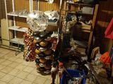 une pièce dont les étagères contiennent beaucoup d'objets