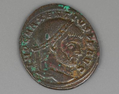 un gros plan d'une pièce de monnaie avec un visage dessus