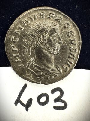 un gros plan d'une pièce de monnaie posée sur une feuille de papier