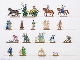 de nombreuses figurines représentant des personnes à cheval ou dans des calèches