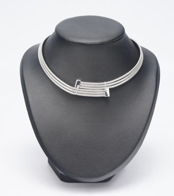gros plan d'un collier sur un présentoir pour mannequin