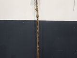 lampe sur pied en laiton plaqué, surmontée d'une étoile