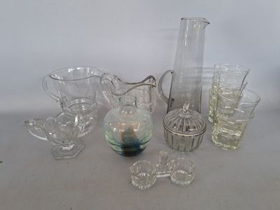 beaucoup d'objets en verre qui se trouvent sur la table