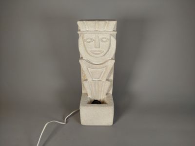 une statue en pierre posée sur une table