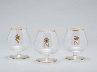 trois verres à pied avec des bords dorés sur un fond blanc