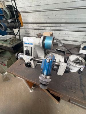 une machine posée sur une table dans un garage