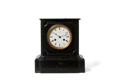 Pendule de cheminée en marbre noir à sonnerie au passage de …